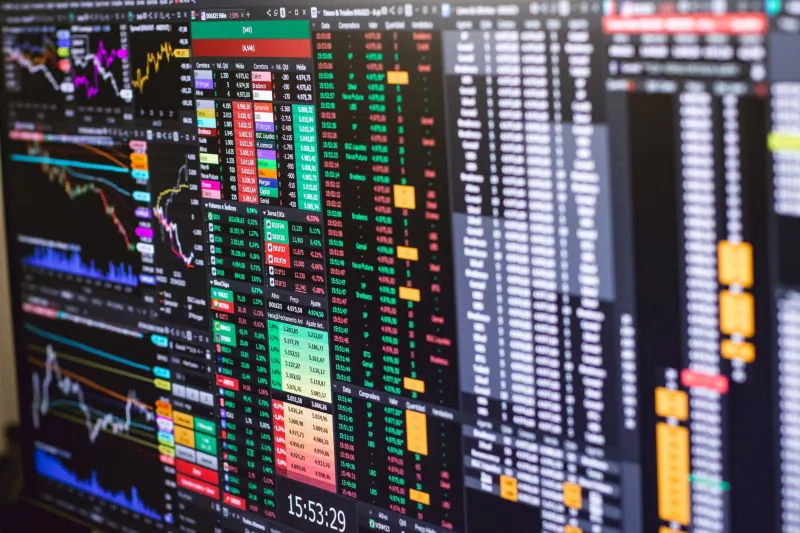 خطوة بخطوة: كيف يشتري المستثمر الأمريكي أسهماً في تداول الرياض وسوق دبي؟