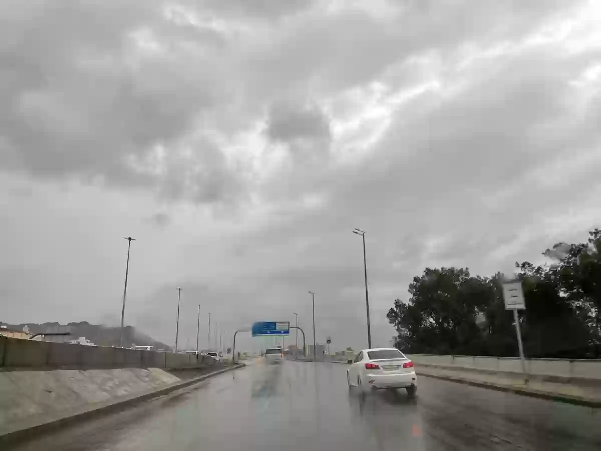 المركز الوطني للأرصاد الجوية يحذر رياح شديدة وأمطار رعدية تصيب المملكة …السعودية تحذر من صعوبة الرؤية في 5 مناطق 